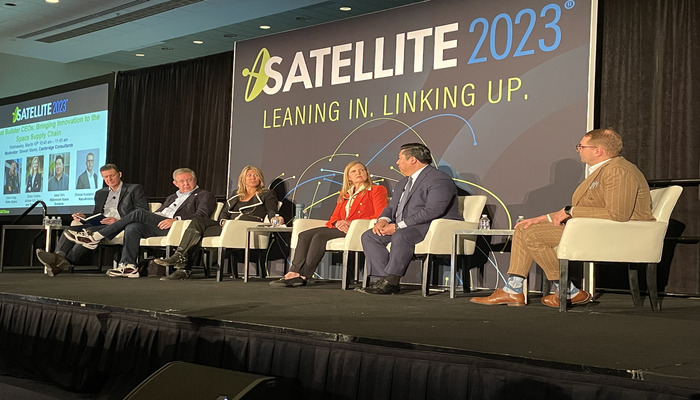 De izquierda a derecha: Steward Marsh (moderador), Marc Bell (Terran Orbital), Carol Craig (Sidus Space), Debra Facktor (Airbus), Jason Kim (Millenium Space Systems) y Zilvinas Kvedaravicius (NanoAvionics).