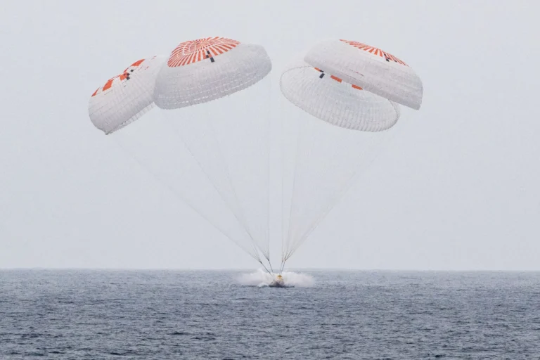 La misión Crew-10 de SpaceX regresa con éxito y marca un hito con su aterrizaje en el Pacífico