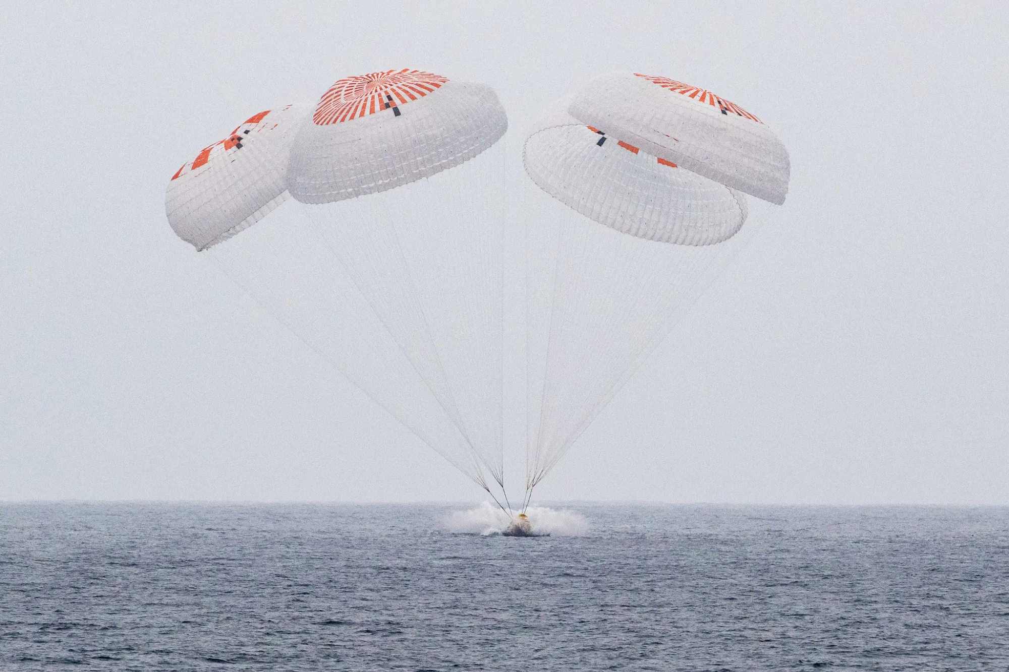 La misión Crew-10 de SpaceX regresa con éxito y marca un hito con su aterrizaje en el Pacífico