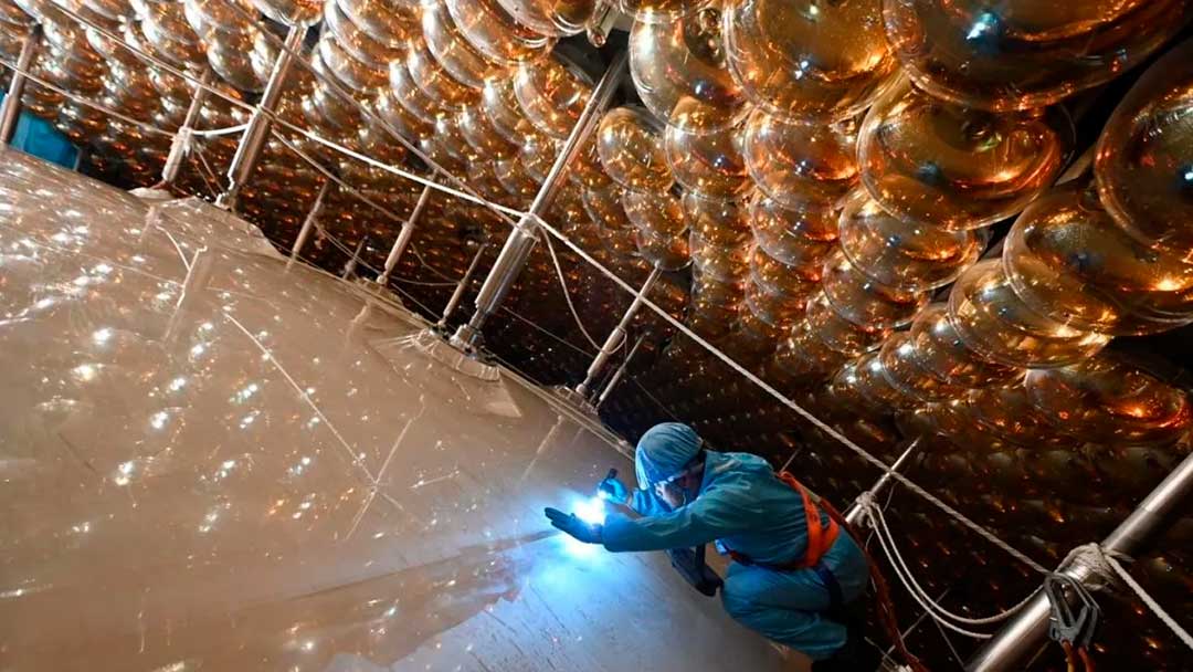JUNO entra en operación: el experimento internacional que busca resolver cómo se ordenan las masas de los neutrinos.